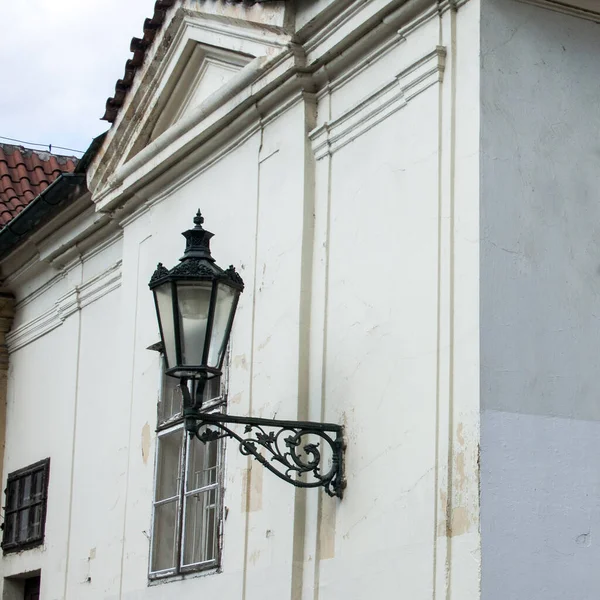 Vue Latérale Une Lanterne Vintage Métal Montée Sur Mur Bâtiment — Photo