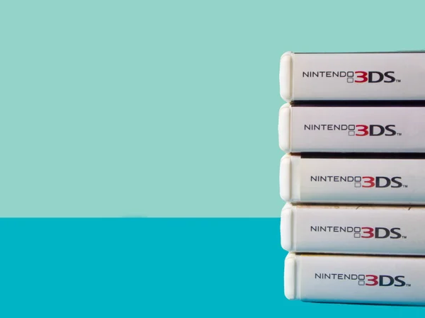 Taşınabilir Nintendo 3DS konsolu için orijinal video oyunları parlak mavi bir arkaplanda izole edildi. Beş beyaz kartuş kutusu. Kyiv, Ukrayna - Ağustos 2019