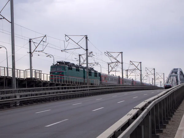Značkové Ruské Železnice Jezdí Mostě Temného Zataženého Dne Průmyslová Krajina — Stock fotografie
