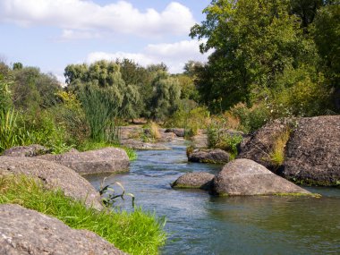 Resimli nehir manzarası: Güzel sonbahar doğası.