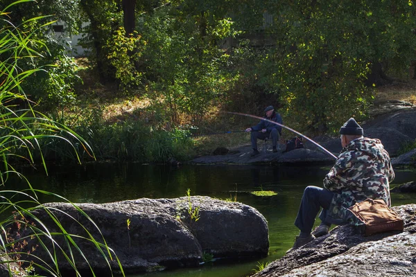 Deux Pêcheurs Sont Assis Sur Rivage Rocheux Près Eau Pêchent — Photo