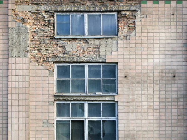 Terk edilmiş eski bir sanayi binasının dış kısmının bir parçası. Hoş bir yer değil. Fayansların bir kısmı düşmüş, altında tuğla bir taban görünüyor..