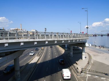 Poshtova (Postal) Meydanı yakınlarındaki otomobil köprüsü ve Dinyeper (Dnipro) Nehri. Kyiv, Ukrayna - Eylül 2019