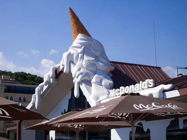 Giant Vanilla Ice Cream Cone Trickles Mcdonald Brown Roof Famous — Stock Photo, Image