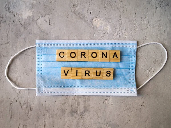 Λέξη Coronavirus Επενδεδυμένη Ξύλινα Γράμματα Φόντο Μπλε Χειρουργικών Μασκών — Φωτογραφία Αρχείου