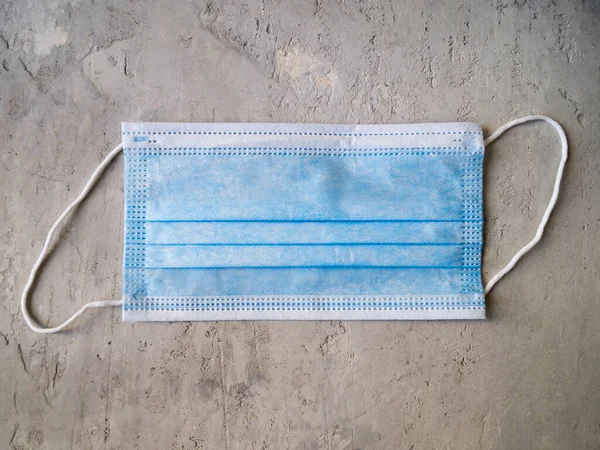 Kişisel koruma ekipmanları: cerrahi maske. Mavi bir tıbbi maskenin üst görüntüsü.