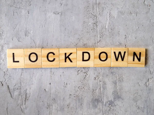 Yazıtın üst görünümü kilitlendi. Gri arkaplandaki tahta harflerden.