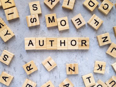 AUTHOR kelimesinin üst görüntüsü. Tahta harfler kelimelere eklenir..