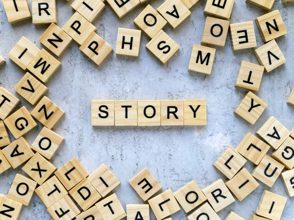 Hikaye kelimesinin en üst görüntüsü. Tahta harfler kelimelere eklenir..