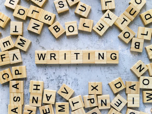 Yazma kelimesinin en üst görüntüsü. Tahta harfler kelimelere eklenir..