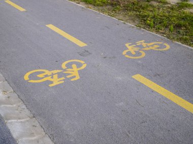 Sarı işaretli asfalt bisiklet yolunun yan görünümü
