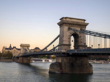 Zincir Köprüsü 'nün yan görüntüsü. Budapeşte, Macaristan - Ekim 2019