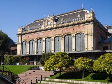 Tren istasyonu binasının bir parçası. Kocaman pencereleri olan güzel bir tuğla ev..