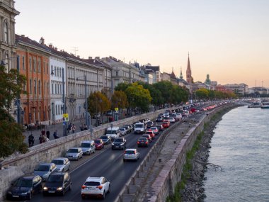 Asfalt yol manzarası ve akşamları araba sürmek. Budapeşte, Macaristan - Ekim 201