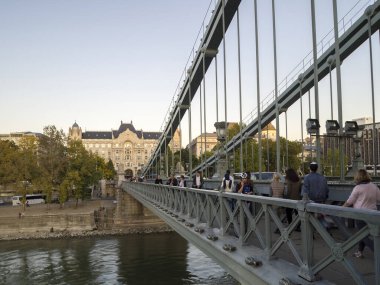 Liberty Köprüsü 'nde yayalar ve bisikletçiler var. Budapeşte, Macaristan - Ekim 2019