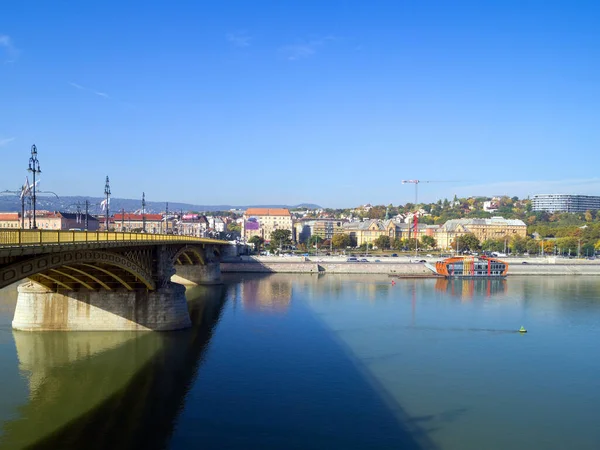 Θραύσμα Γέφυρας Μαργαρίτας Και Σκιά Της Στον Ποταμό Δούναβη — Φωτογραφία Αρχείου