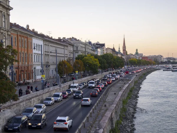 Asfalt yol manzarası ve akşamları araba sürmek. Budapeşte, Macaristan - Ekim 201