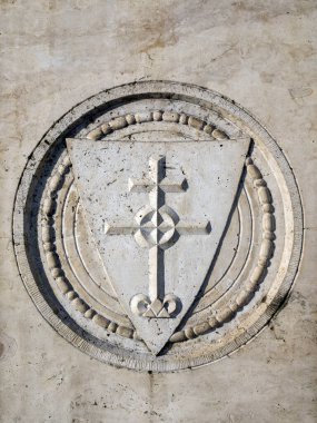 Taş bir duvardaki arma. Budapeşte, Macaristan - Ekim 2019