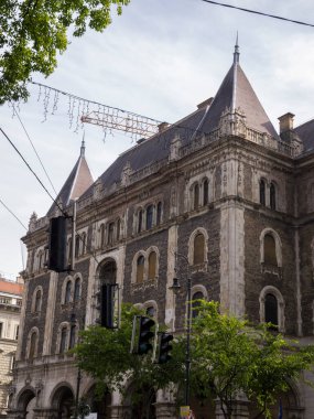 Kahverengi çatılı gri taş bina manzarası.