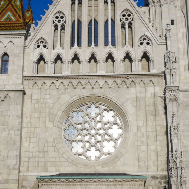 Buda Kalesi 'nin Varsayımı Kilisesi aynı zamanda Matthias Kilisesi olarak da bilinir. Budapeşte, Macaristan - Ekim 2019