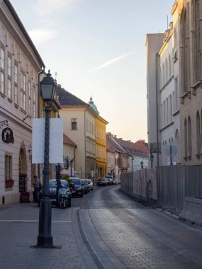 Boş kaldırımlı bir yol. Budapeşte, Macaristan - Ekim 2019