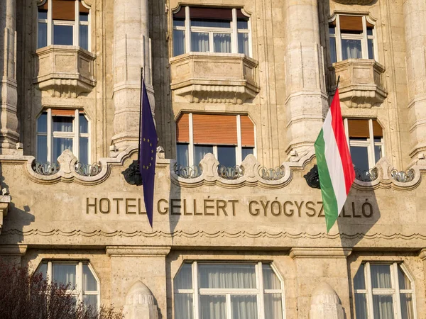 Banderas Hungría Parte Fachada Del Edificio Del Hotel Gellert Budapest —  Fotos de Stock