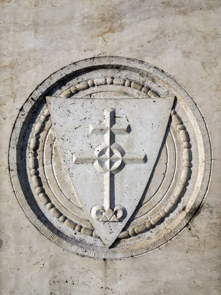 Taş bir duvardaki arma. Budapeşte, Macaristan - Ekim 2019