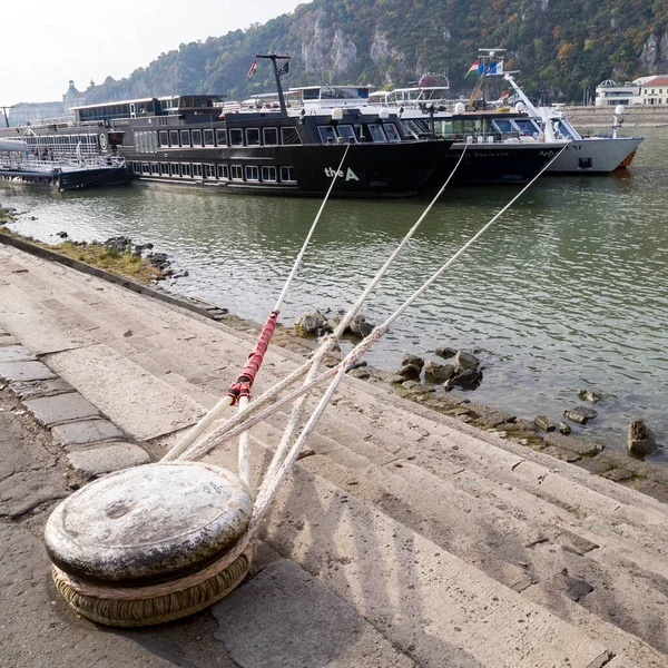 Kıyıya demirlemiş gemilerin görüntüsü. Budapeşte, Macaristan - Ekim 2019