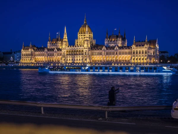 Kilátás Parlamentre Budapesten Este Egy Gyönyörű Épület Világos Fénnyel Egy — Stock Fotó