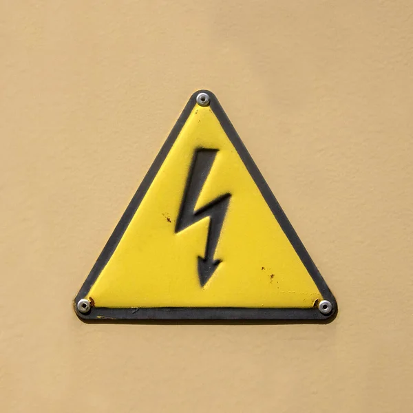 Vista Señal Advertencia Alto Voltaje Cartel Amarillo Negro Una Pared —  Fotos de Stock