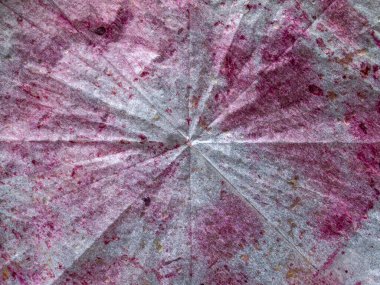 Leke ve kirle kaplı, buruşuk kağıt kullanılmış. Soyut arkaplan.