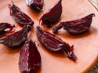 Kahverengi bir tabakta pişmiş pancar pancarının yan görüntüsü.