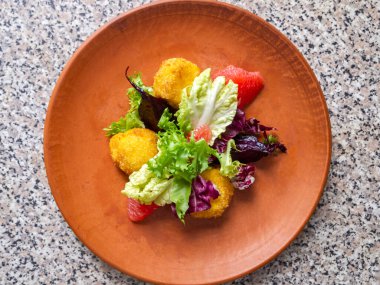 Karamelli pancar, ızgara keçi peyniri, soyulmuş greyfurt ve marul yapraklı salata manzarası..