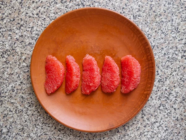 Top View Five Peeled Grapefruit Slices Brown Clay Plate — Stock Photo, Image