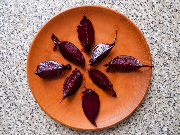 Kil tabakta pişmiş pancar dilimlerinin üst görünümü.