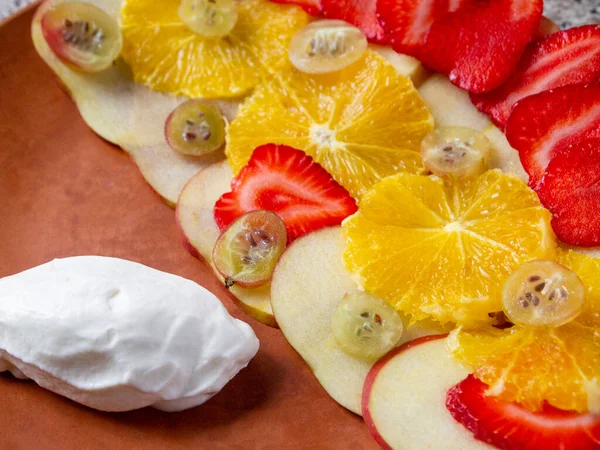 Kil tabakta krem şantili meyveli tatlı. Elma, portakal, çilek ve bektaşi üzümünden yapılmış meyveli carpaccio.. 