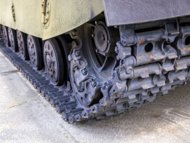 Takip edilen bir tankın parçası.