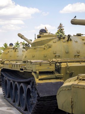 Birkaç Sovyet tankının yan görüntüsü.