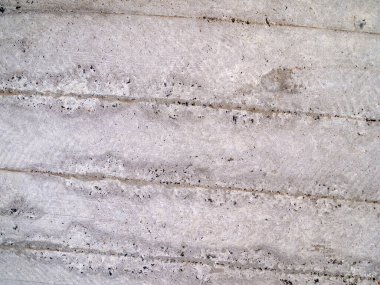 Ahşap kaplamalı beton bir duvarın parçası. Yüzeyde çapraz çizgiler.