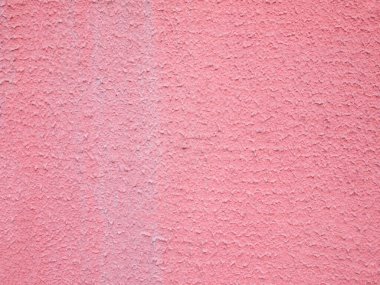 Gri dikey çizgileri olan pembe pürüzlü bir arka plan. Alçılı bir duvarın parçası.