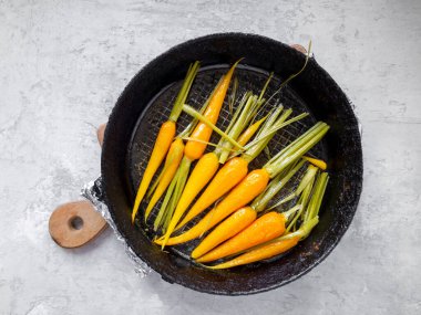 Tavada tepsileri olan jöleli havuçlar.. 