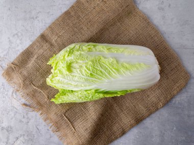 Taze bir Çin lahanası manzarası. Çuval bezinde çiğ sebze. Yemek hazırlığı.