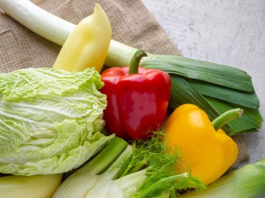 Çuval bezinde taze çiğ sebzeler.