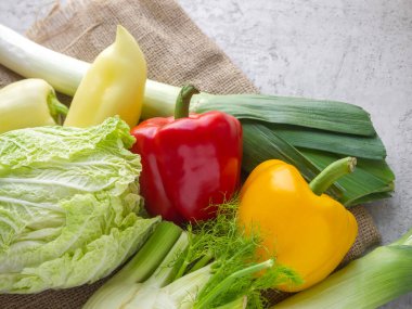 Taze çiğ sebzeler: dolmalık biber, Çin lahanası, pırasa, rezene.