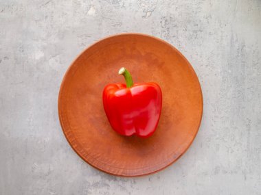Kil tabakta kırmızı dolmalık biber manzarası.