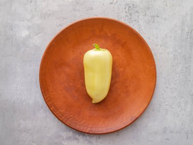 Kil tabakta beyaz dolma biber manzarası.