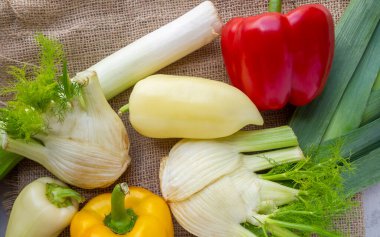 Rezene, dolmalık biber ve pırasa manzarası. Kırsal alanda taze çiğ sebzeler.