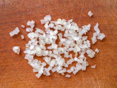 Dilimlenmiş kabak dilimli beyaz bir tabağın yan görüntüsü.