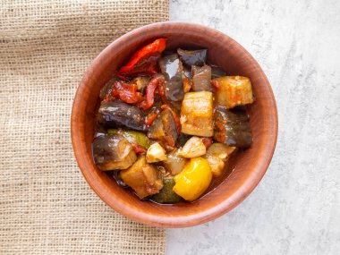 Ratatouille 'li kil kasenin üst görüntüsü. Sağlıklı basit yiyecek..