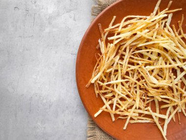 Kızarmış patates pipetli bir tabağın üst görüntüsü. Boşluğu kopyala.